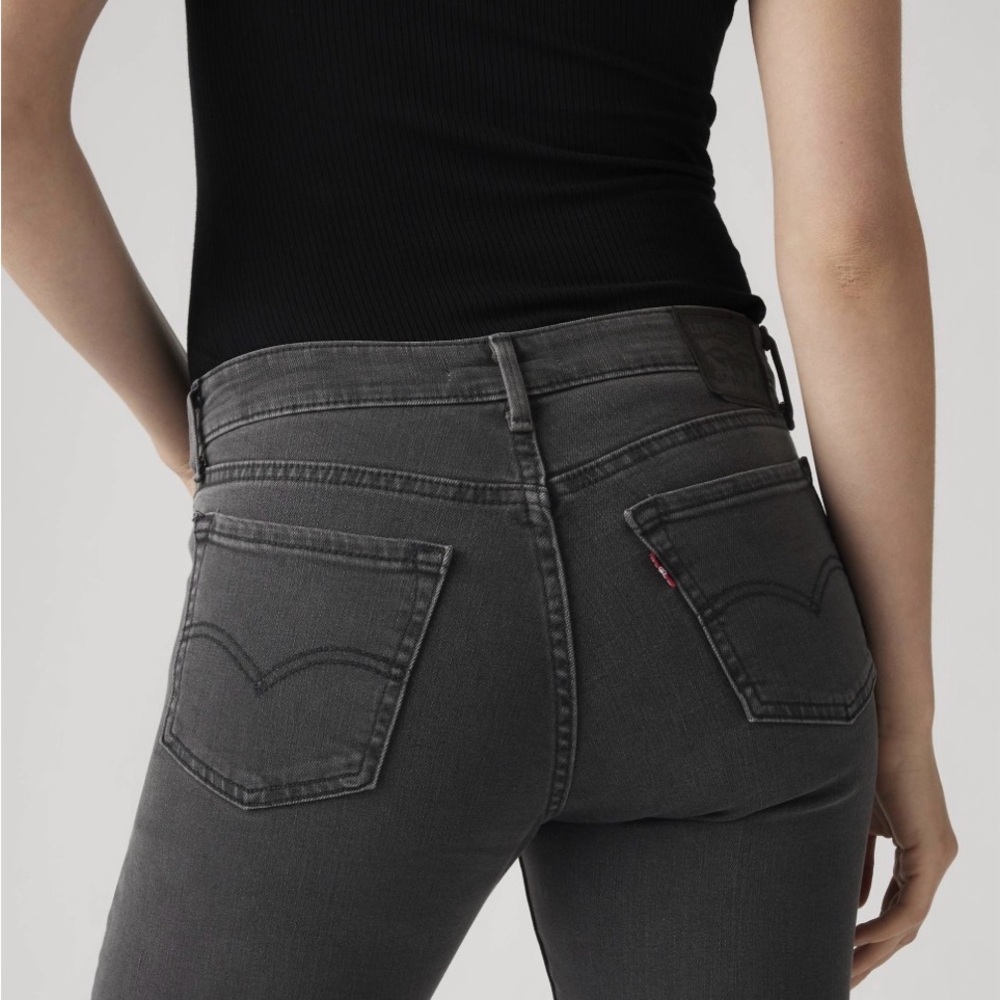 Levi's mid rise Women's Skinny Jeans in Charcoal Gray
